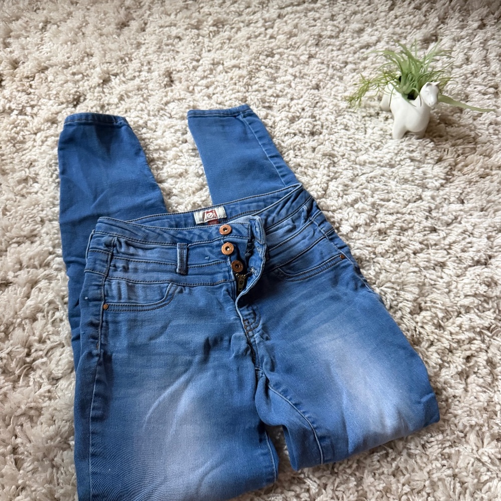 Stylish Levi's Women's three button, super comfy fitted High Rise Blue Jeans ris